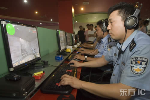 中国警察がCSをプレー