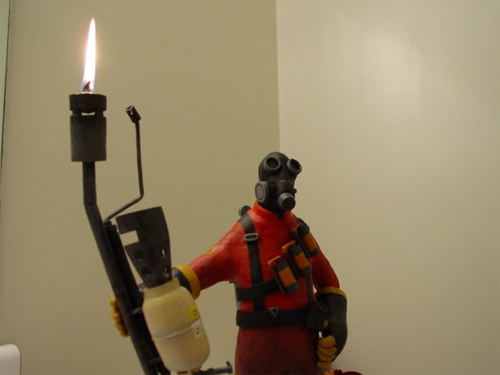 火炎放射器が実際に点火する Pyro さんのフィギュア